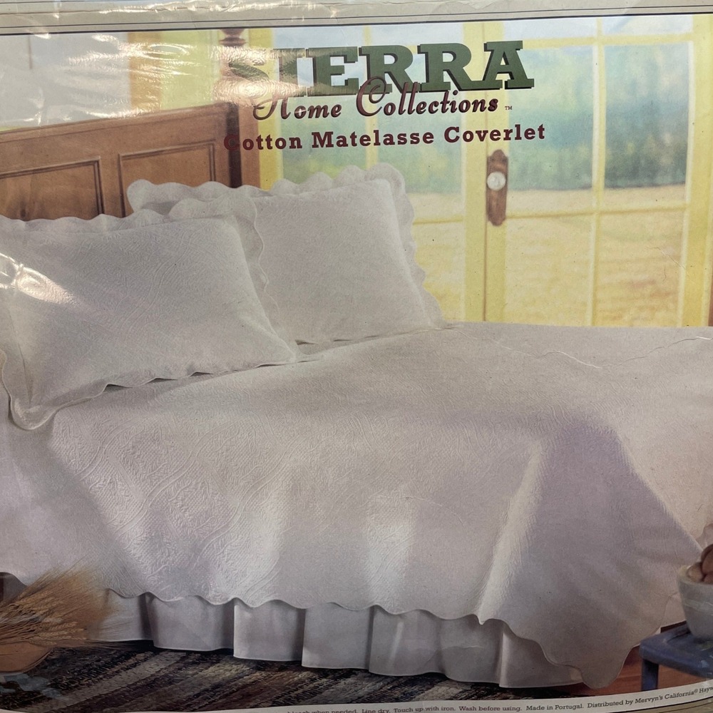 NIP Sierra Matelasse Coverlet 2 Shams Size Full/Queen White Scalloped Portugal